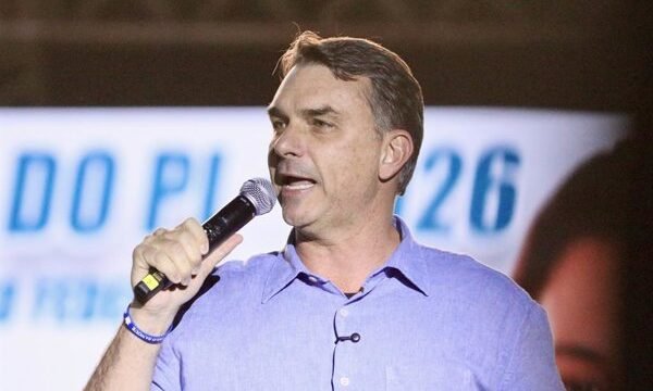 El candidato del Partido Liberal Flávio Bolsonaro durante una conferencia de prensa en Brasilia.