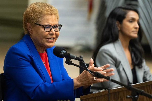 El gobierno estadounidense enfrenta críticas por declaraciones de un líder Nacional que sugieren una amenaza directa contra ciudades del sur de California, mientras se mantienen.