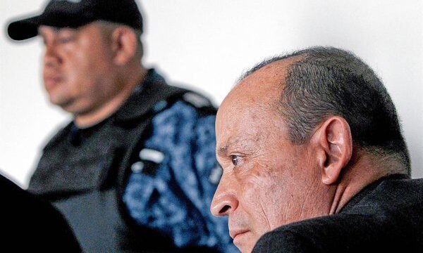 El sistema judicial colombiano reafirma su postura sobre la participación de miembros del clan Uribe en actividades paramilitares durante la década de los 90, tras una serie de.