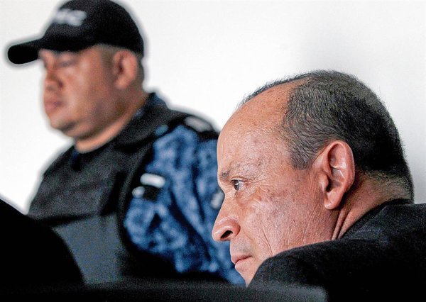 El sistema judicial colombiano reafirma su postura sobre la participación de miembros del clan Uribe en actividades paramilitares durante la década de los 90, tras una serie de.
