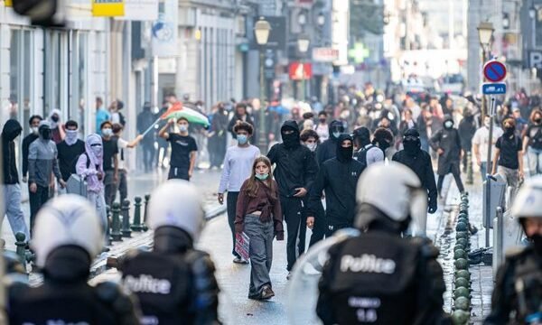 En respuesta a concentraciones violentas, autoridades belgas intensificaron las acciones de prevención en una región afectada por protestas educativas y sociales