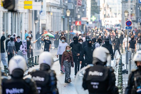 En respuesta a concentraciones violentas, autoridades belgas intensificaron las acciones de prevención en una región afectada por protestas educativas y sociales