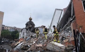 El conflicto entre Ucrania y Rusia continúa con ataques a ciudades clave, afectando a miles de civiles en territorio ucraniano.