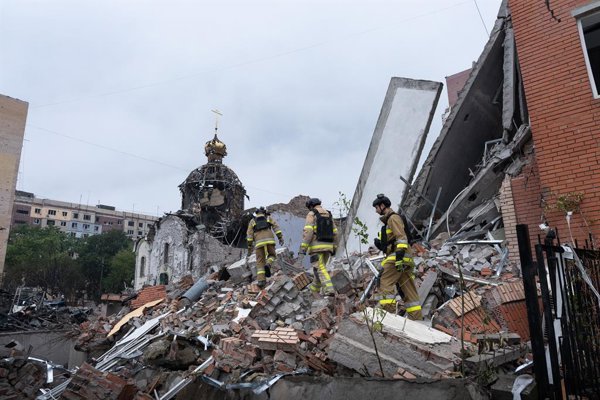 El conflicto entre Ucrania y Rusia continúa con ataques a ciudades clave, afectando a miles de civiles en territorio ucraniano.