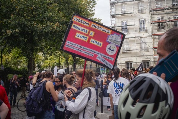 En París, las protestas por reformas educativas han provocado tensión entre estudiantes y autoridades desde septiembre, con múltiples detenciones y heridos reportados en las.