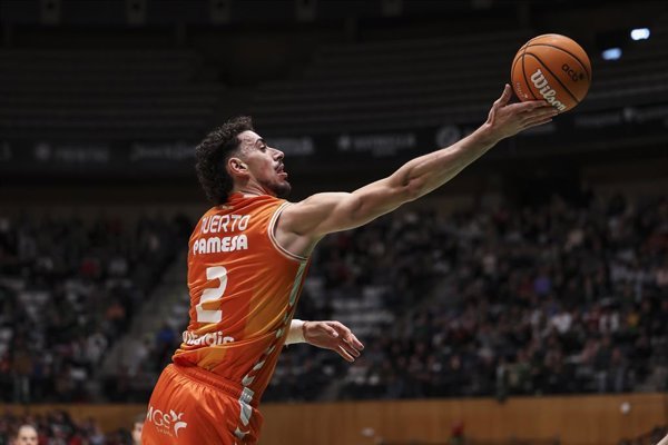 El VALENCIA BASKET mantiene su liderato en la Euroliga tras vencer al HAPOEL TEL AVIV en un partido clave de la fase inicial de competición continental.