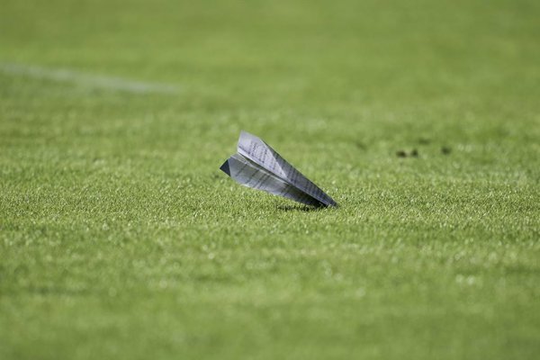 El partido Rayo Vallecano-Athletic Club en Vallecas se suspende por lanzamiento de objetos al campo