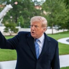 Trump critica a Zelenski y sugiere la elección de un nuevo presidente para Ucrania