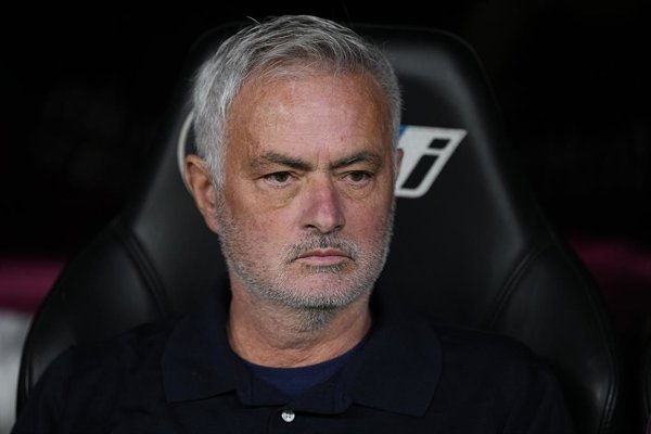 Mourinho abandona la rueda de prensa tras vencer al Villarreal con un jugador menos