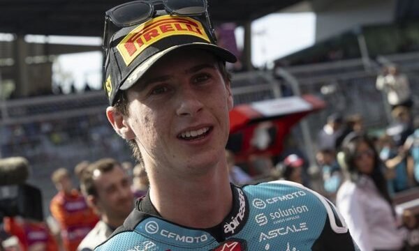 Bezzecchi triunfa en Indonesia mientras Jorge Martín supera a Marc Márquez en el liderato de MotoGP