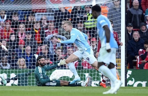 El Manchester City se impone en Anfield y mantiene su liderazgo invicto en la Premier League