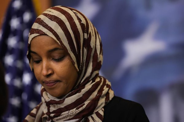 Agentes federales inspeccionan la residencia de la congresista Ilhan Omar