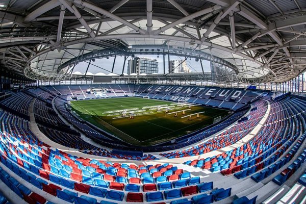 Enfrentamientos entre hinchas del Sevilla y Levante cerca del estadio valenciano