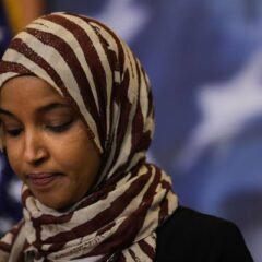 Agentes federales inspeccionan la casa de la congresista demócrata Ilhan Omar