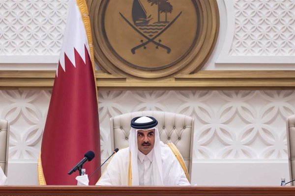 El líder de Qatar urge intensificar la seguridad en el Golfo y Ormuz