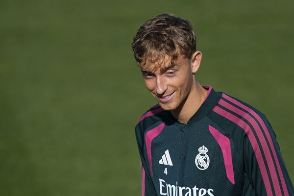 Dean Huijsen destaca como novedad en la convocatoria del Real Madrid frente a la AS Roma