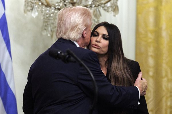 Kimberly Guilfoyle dimite como embajadora en Grecia por corrupción