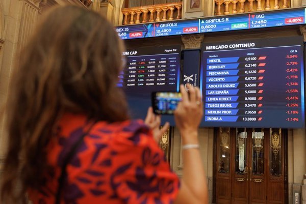 El Ibex 35 incrementa 0,4% al abrir y alcanza casi 19.300 puntos mientras el petróleo sube a 106 dólares