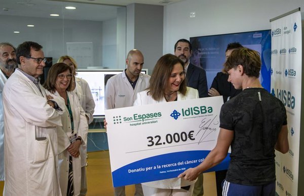 El youtuber mallorquín el Cromas dona 32.000 euros a Son Espases para investigación del cáncer colorrectal