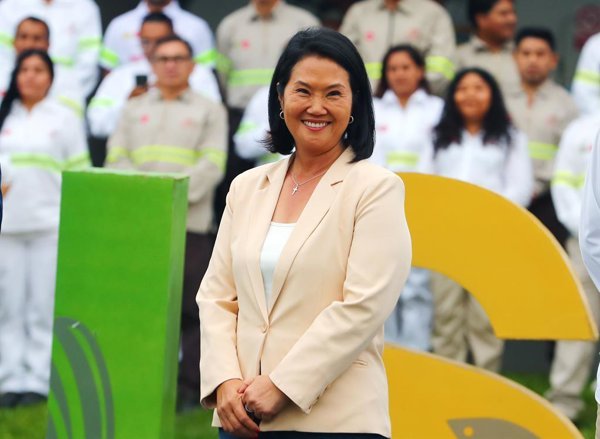 La presidenta de Perú anuncia eliminación de ideologías en nuevos libros escolares