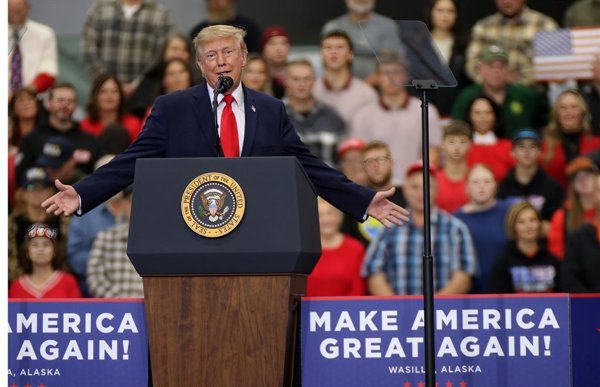 Trump sugiere fusilar a informantes y critica liderazgo en Irán