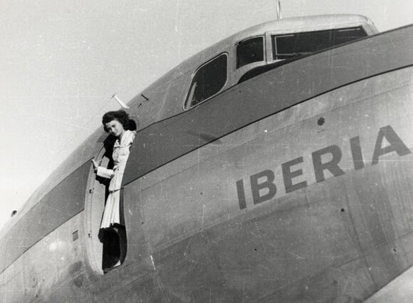 Iberia celebra 80 años del debut de sus primeras azafatas en España