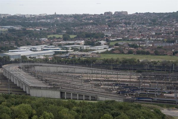 Al menos 19 heridos tras choque entre tren y autobús en el Eurotúnel de Francia