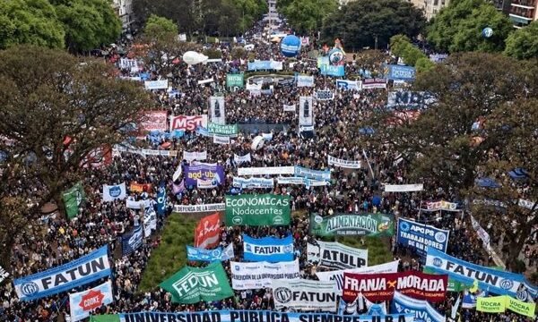 La Policía de Albania reporta 71 agentes heridos en protestas estudiantiles en Tirana