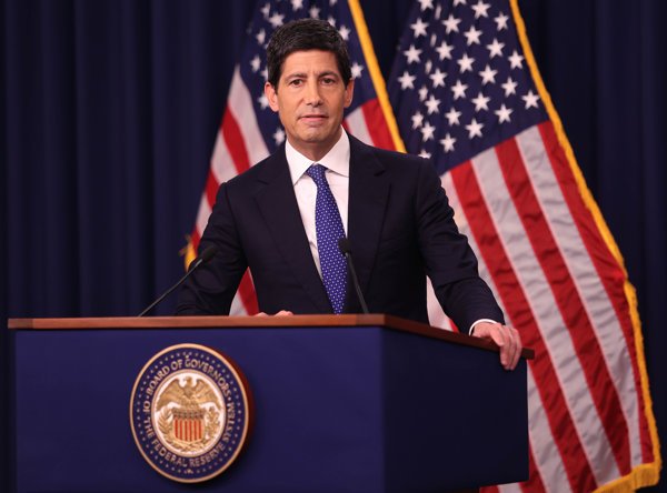 Keith Warsh de la Fed descarta aumentos de tasas en octubre y afirma que las previsiones se han cumplido