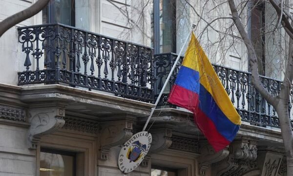 Por qué cayó el dólar en Uruguay y la región