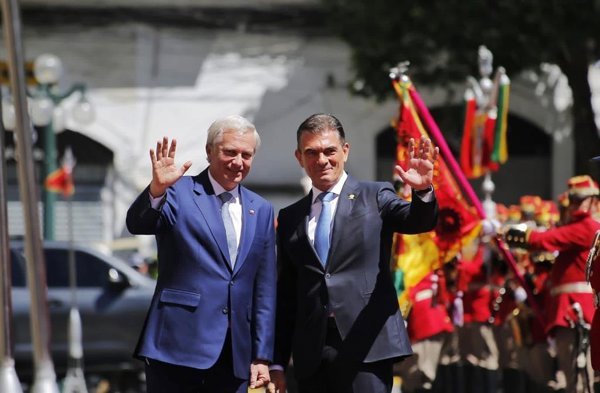 Paz recibe a Kast en histórica visita oficial de un presidente chileno a Bolivia tras 70 años