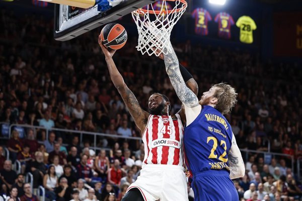 Olympiacos vence al Barça en partido de baloncesto con marcador 105-100