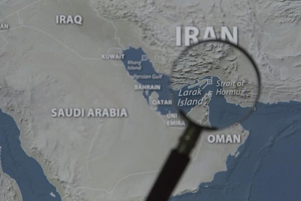 Explosión de superpetrolero en el estrecho de Ormuz tras impacto con mina naval de Irán