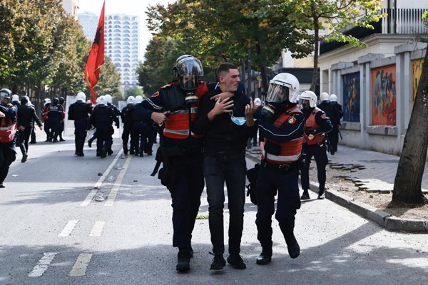 Albania denuncia que la oposición aprovecha las protestas en Tirana, con 156 heridos registrados