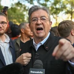 Mélenchon acusa al gobierno francés de generar una crisis política