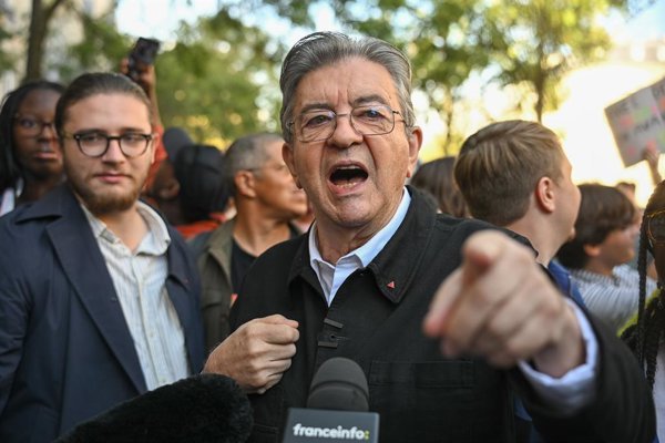 Mélenchon acusa al gobierno francés de generar una crisis política
