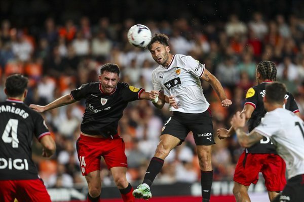 Valencia evoluciona con Aguirre mientras Villarreal empata ante Elche