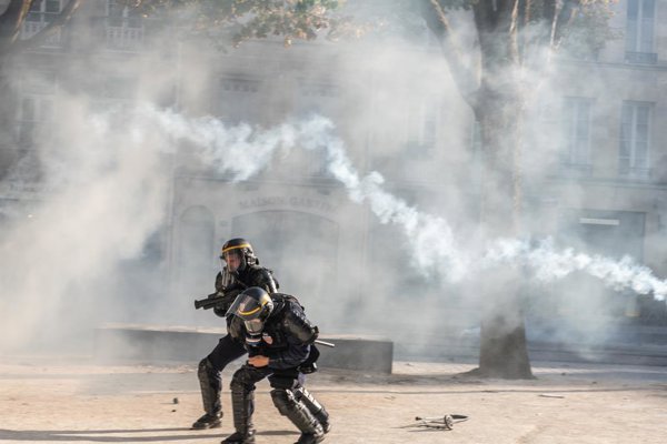 El Gobierno francés reporta 1,800 detenidos y 500 policías heridos en protestas