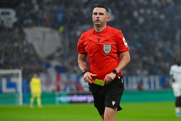 El árbitro inglés Michael Oliver dirigirá el encuentro PSG contra Barcelona en la Champions