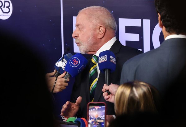 Lula y Flávio Bolsonaro se enfrentan por acusaciones de corrupción en debate previo a segunda vuelta en Brasil