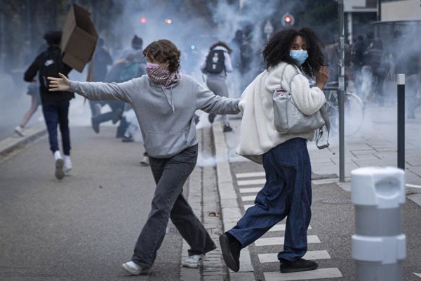 Adolescente de 17 años en Francia pierde visión ocular por gas lacrimógeno policial
