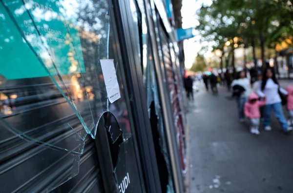 La policía de París reporta saqueos y 108 arrestos en tres horas del domingo