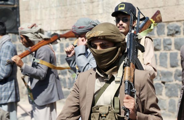 Los hutíes lanzan ofensiva significativa contra base militar en Yemen