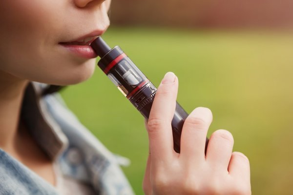 En Estados Unidos, las adolescentes usan cigarrillos electrónicos más que los chicos