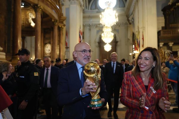 Seleccionador De la Fuente presenta la Copa Mundial a la Virgen del Pilar y elogia a Zaragoza como posible sede para 2030