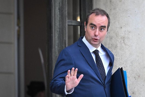 El ministro Lecornu afirma que los toques de queda aportaron calma y podrían restablecerse en Francia