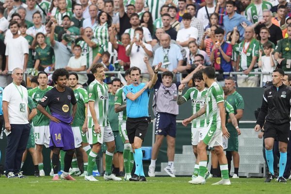 El CTA confirma la corrección del VAR al anular el gol de Lo Celso contra el Barça por mano de ‘Cucho’ Hernández