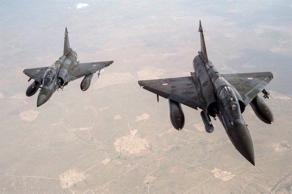 Piloto fallece en accidente de caza militar en el este de Francia mientras continúan búsqueda de compañero