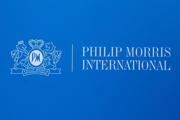 Philip Morris disminuye un 4,7% su beneficio trimestral, alcanzando 2.957 millones, mientras registra un incremento del 5,5% en sus ingresos