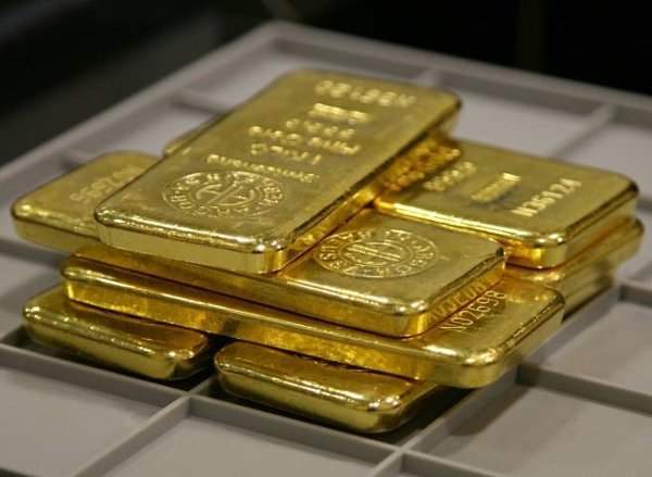 El precio del oro podría caer por debajo de los 4,000 dólares debido al aumento en los precios del petróleo y el incremento en la deuda pública francesa